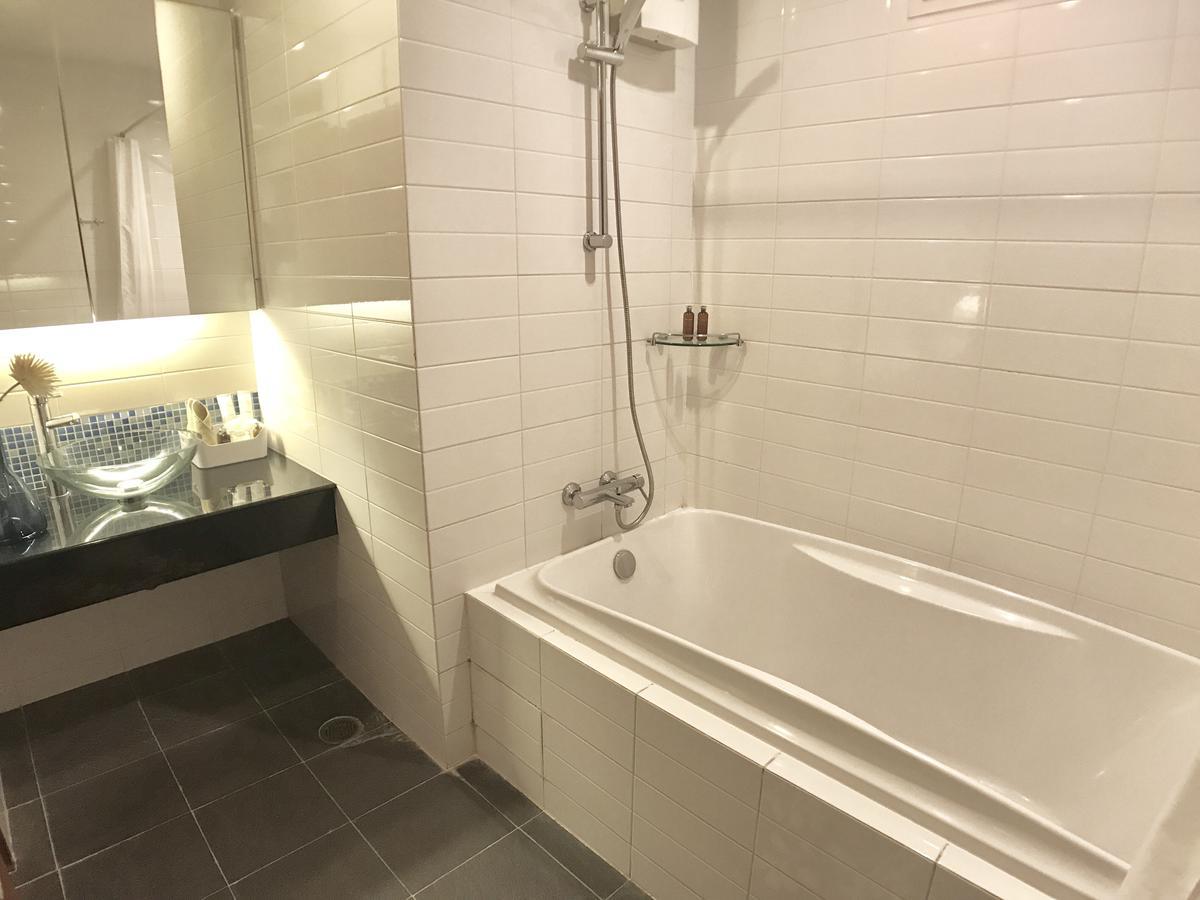 Patio Luxury Suites Bangkok Extérieur photo