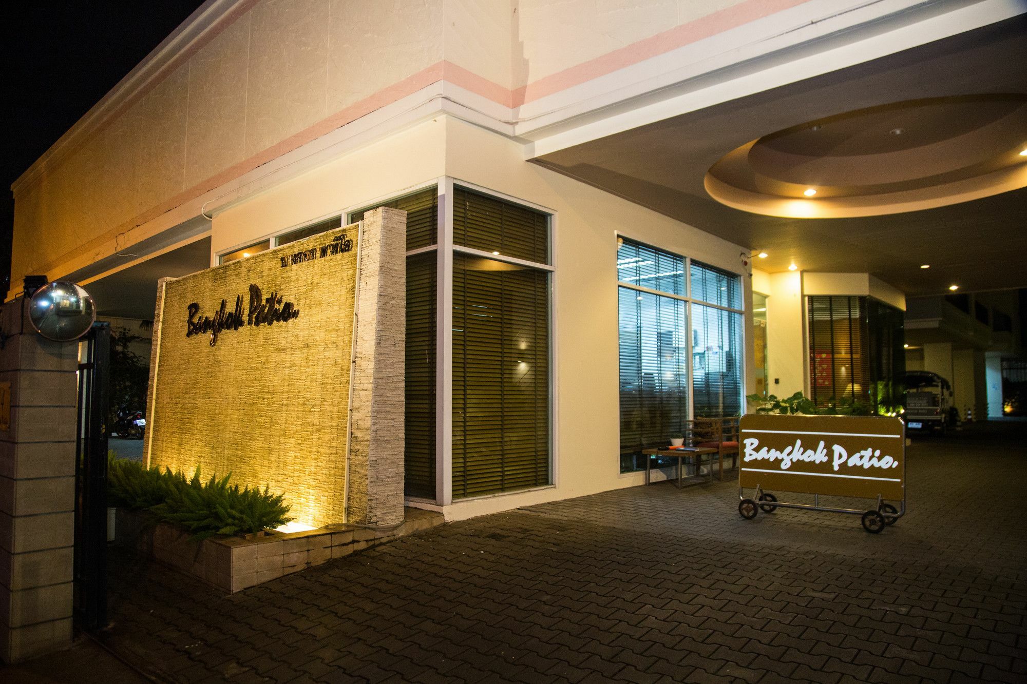 Patio Luxury Suites Bangkok Extérieur photo
