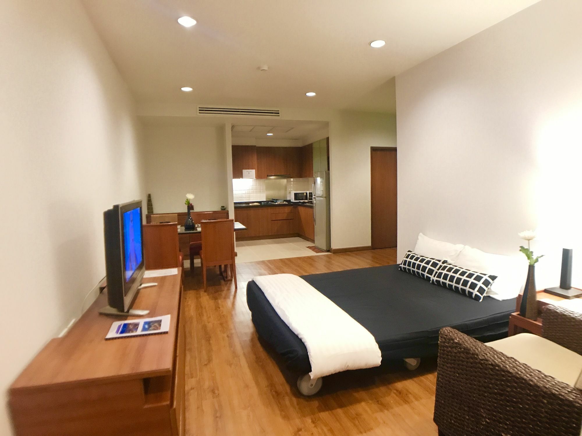 Patio Luxury Suites Bangkok Extérieur photo