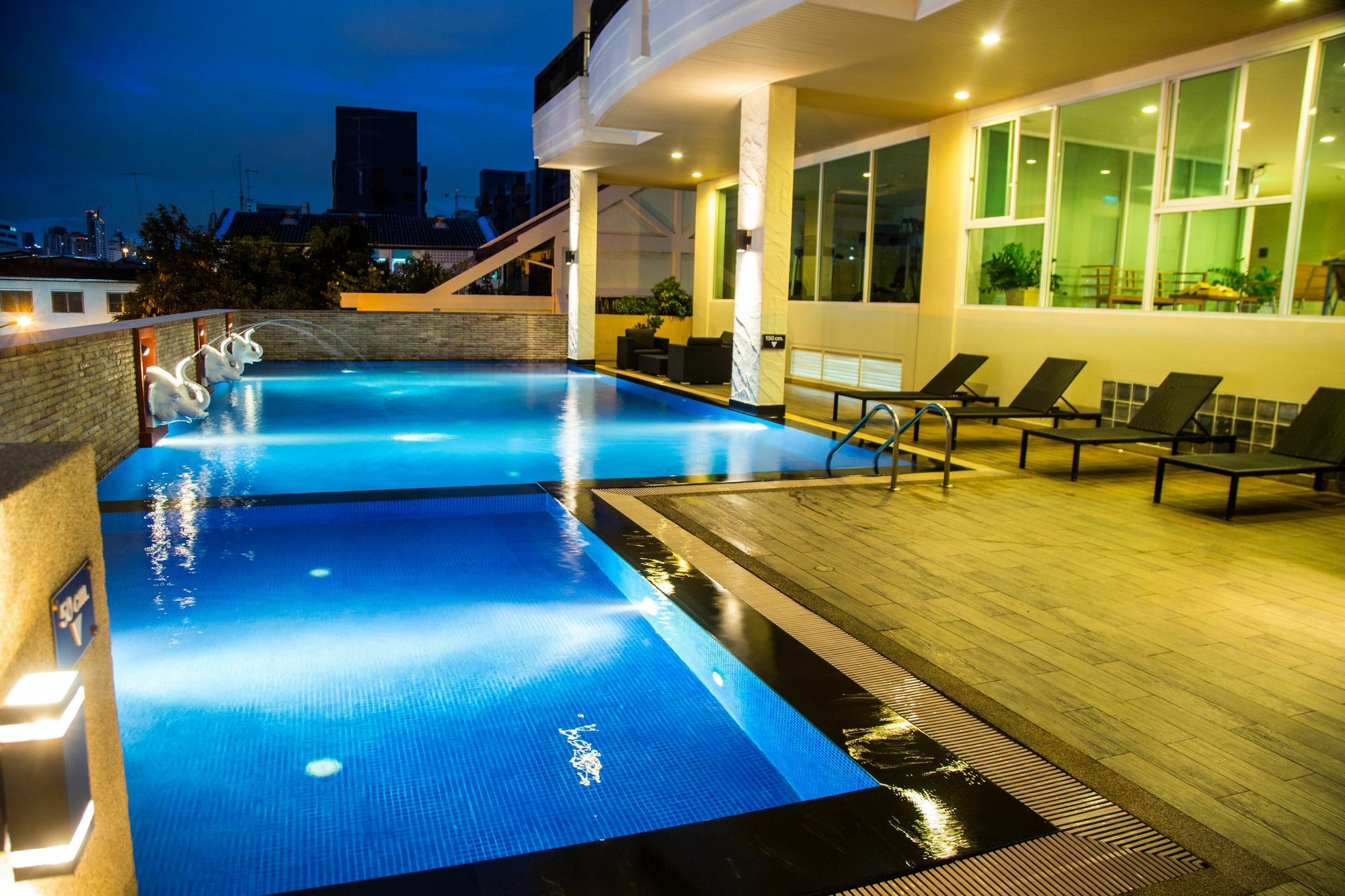 Patio Luxury Suites Bangkok Extérieur photo