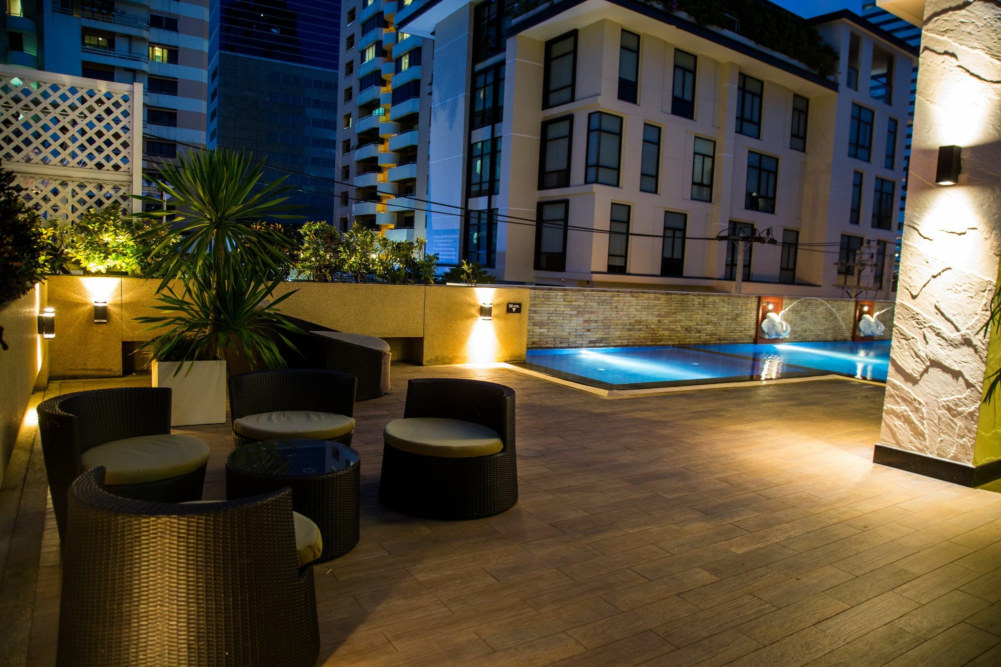 Patio Luxury Suites Bangkok Extérieur photo