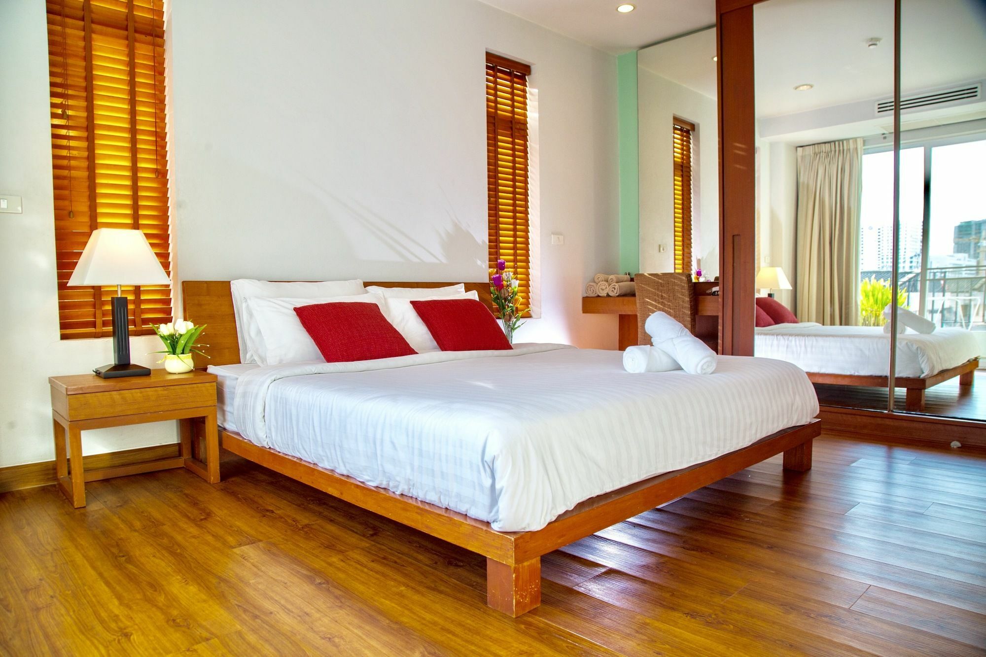 Patio Luxury Suites Bangkok Extérieur photo