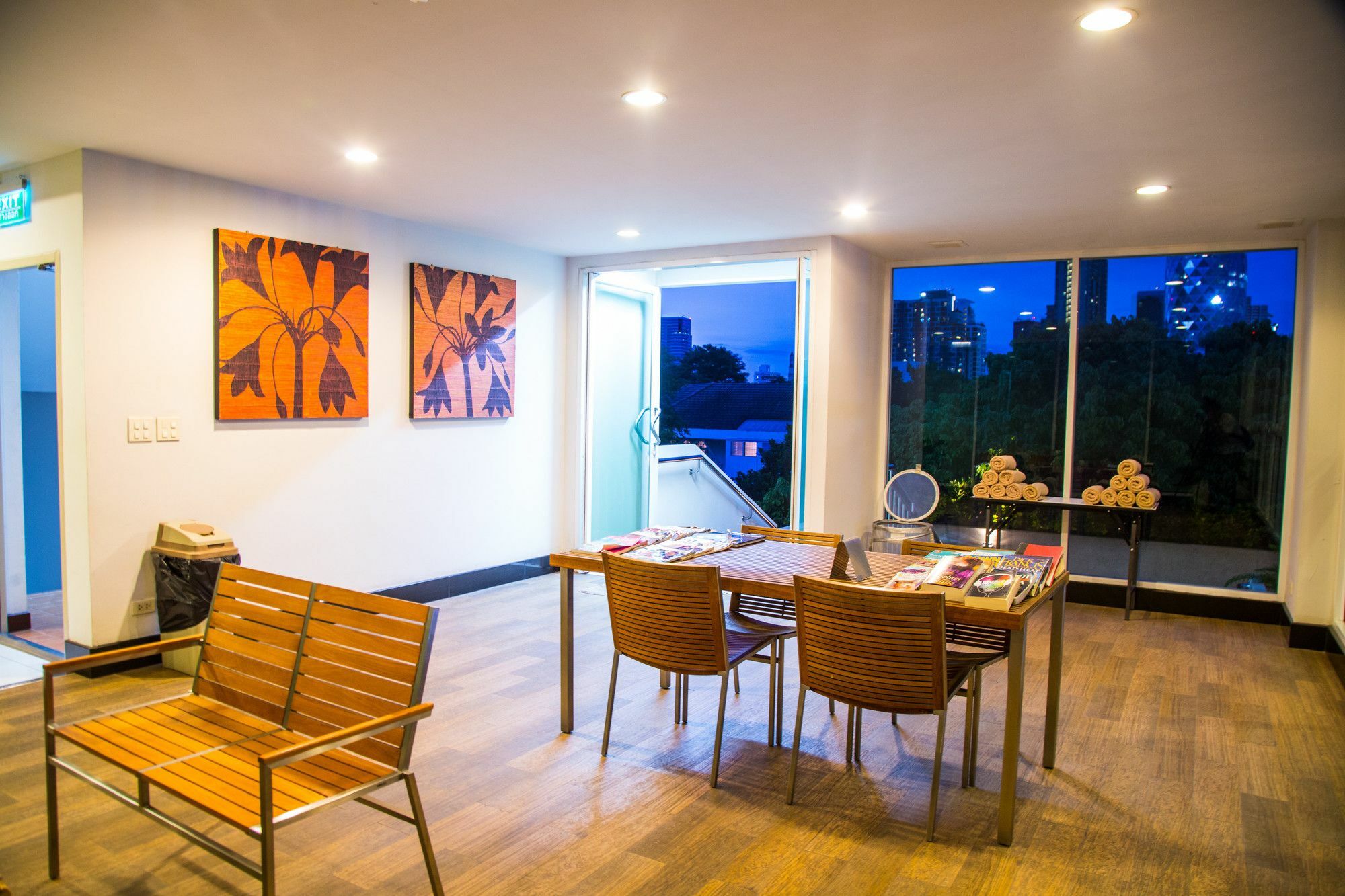 Patio Luxury Suites Bangkok Extérieur photo