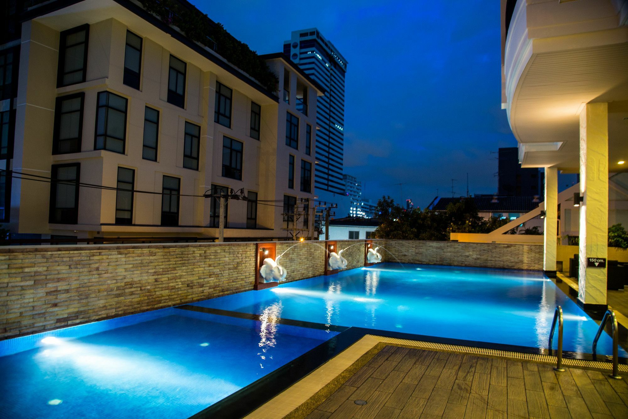 Patio Luxury Suites Bangkok Extérieur photo