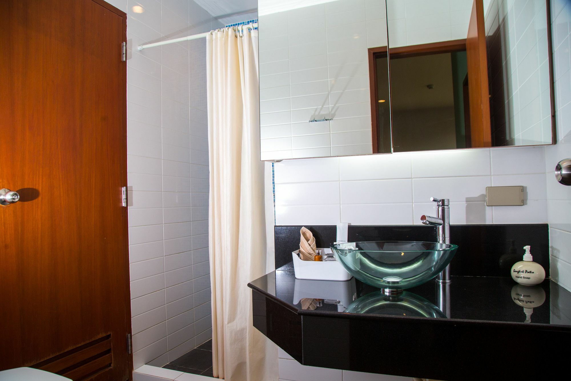 Patio Luxury Suites Bangkok Extérieur photo