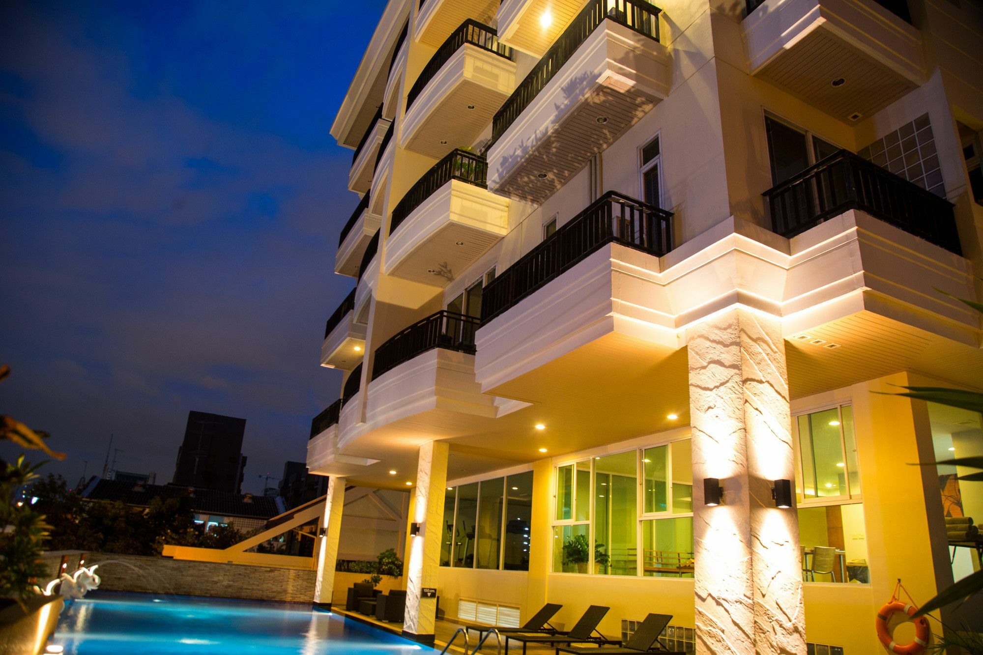 Patio Luxury Suites Bangkok Extérieur photo
