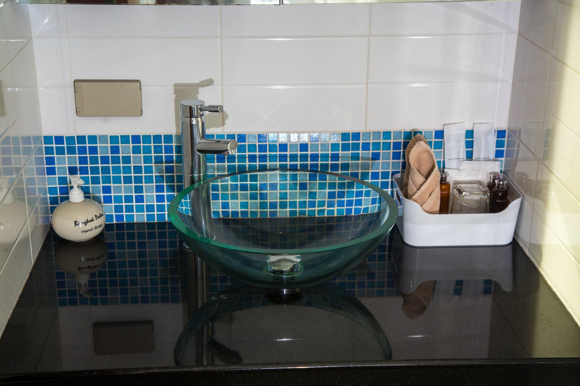 Patio Luxury Suites Bangkok Extérieur photo